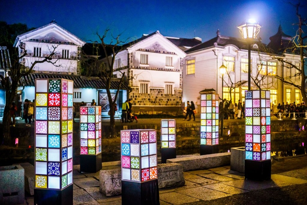 Illumination dans le quartier historique de Kurashiki Bikan