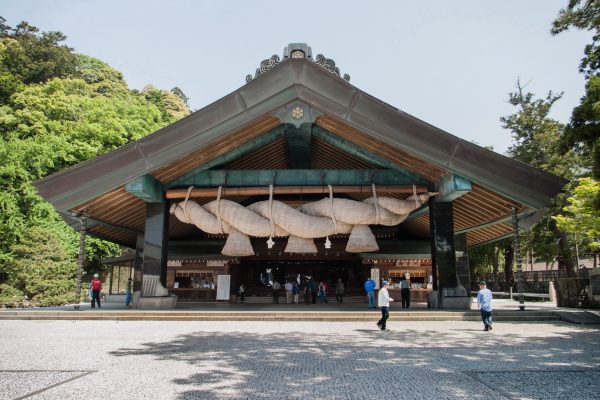 Pavillon des danses du Izumo Taisha et sa grande corde sacrée shimenawa Shimane Japon tourisme hors des sentiers battus