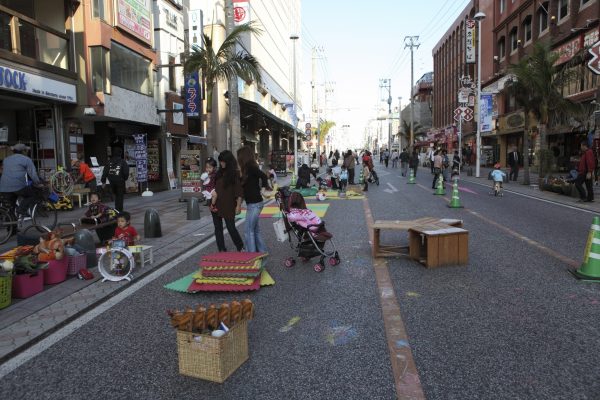 okinawa japon voyage tourisme kokusai street kokusai-doori shisa shopping découverte exotique souvenirs échoppes