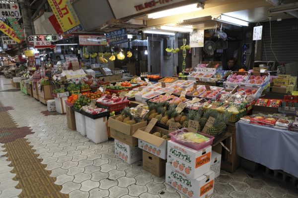marché naha okinawa makishi marché cuisine local spécialités okinawaïennes restaurant authenticité poisson viande cuisine traditionnelle