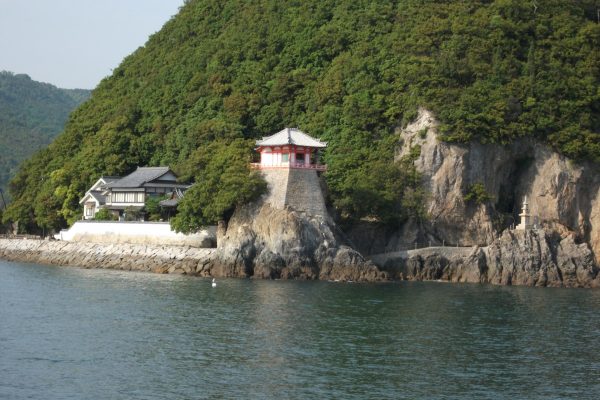 temple île abuto kannon fukuyama hiroshima japon tourisme porte bonheur héritage culturel