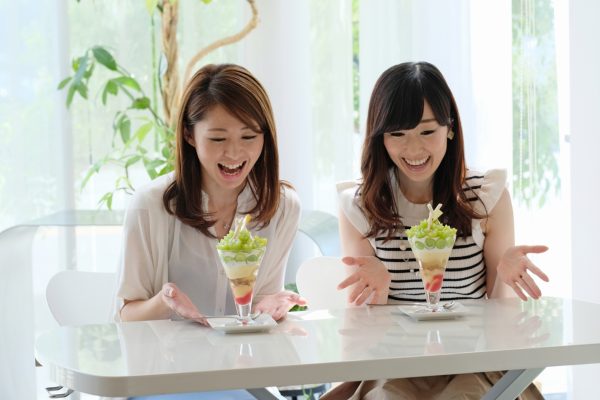 okayama parfait glace fruits japon dessert art culinaire pêche raisin local