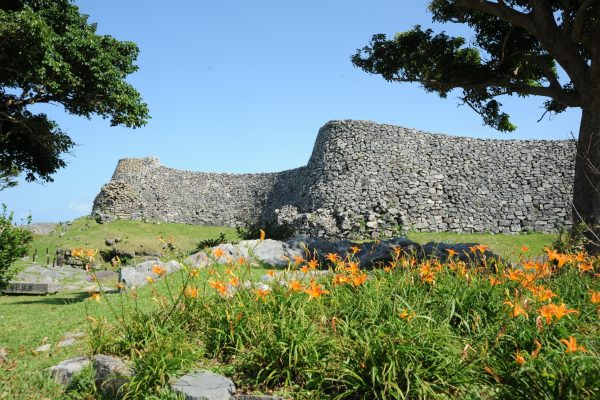 voyage japon okinawa nakijin château ruines site historique UNESCO muraille mer de Chine cerisiers sakura point de vue