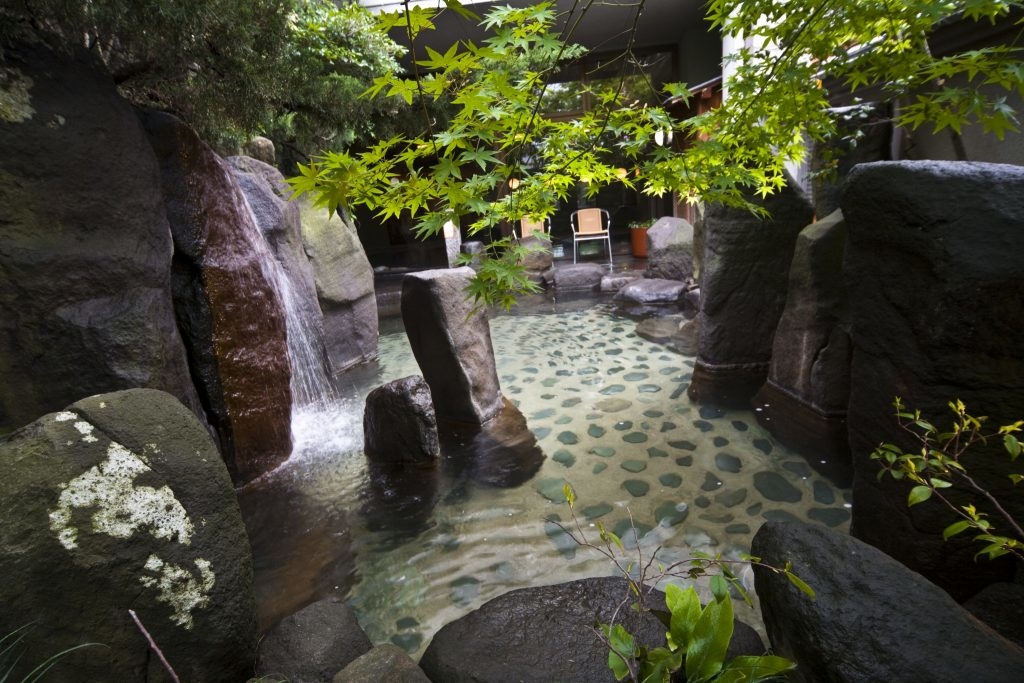 ryokan naniwa issui onsen sources chaudes matsue shimane japon onsen privatif rotenburo tatami chambre traditionnel semi-occidental cuisine kaiseki