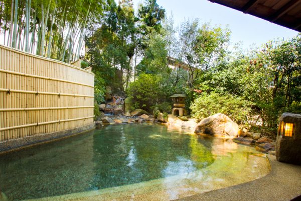 ryotei yamanoi matsue shimane hôtel auberge japon sources chaudes chambre tatami traditionnel forêt bambou