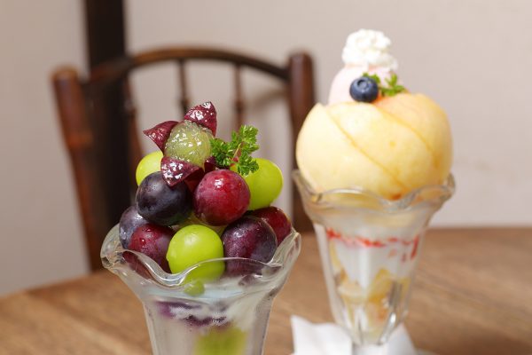 okayama parfait glace fruits japon dessert art culinaire pêche raisin local