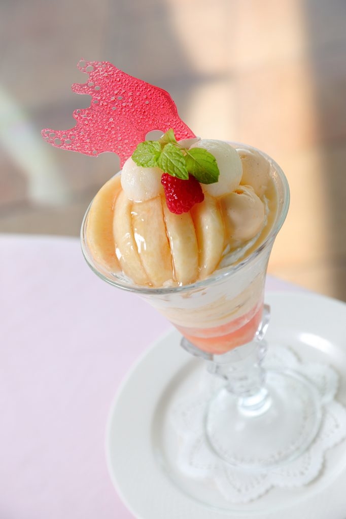 okayama parfait glace fruits japon dessert art culinaire pêche raisin local