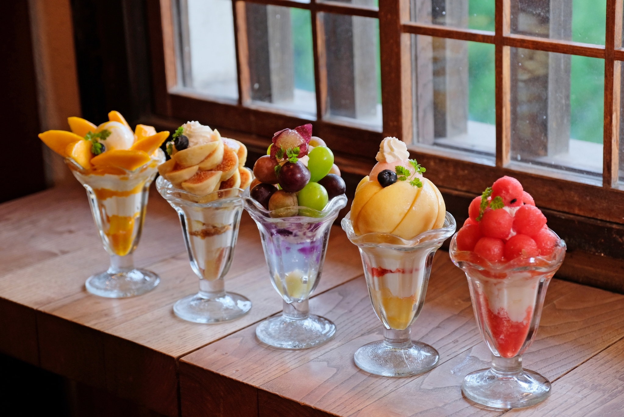 okayama parfait glace fruits japon dessert art culinaire pêche raisin local