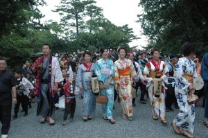 La visite du Geku avec 1000 personnes en yukata