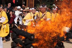 Hiwatari-shiki : Cérémonie de traversée du feu