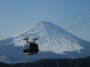 Hakone en hiver : le Mont Fuji enneigé et les sources d'eau chaude